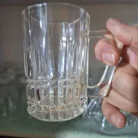 تعدادی استکان و لیوان