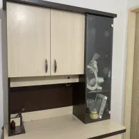 میز تحریر سالم و چراغ دار دارای ویترین