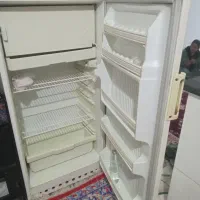 یخچال جنرال استیل قدیم به در دارد