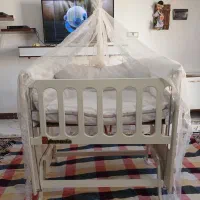 گهواره کنار مادر