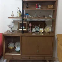 بوفه قدیمی ایستاده