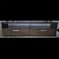 میز تلویزیون چوبی و کاناپه راحتی