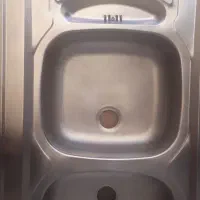 آب چکان و نظم دهنده ظروف کنار سینک تمیز و سالم