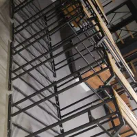 تعدادی رگال و مانکن و قفسه در حد نو