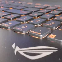 لپ‌تاپ گیمینگ قدرتمند.