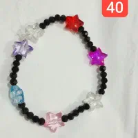 تعدادی دستبند و گردنبند