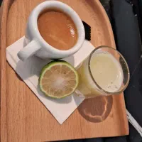 همکار خانم در قهوه فروشی