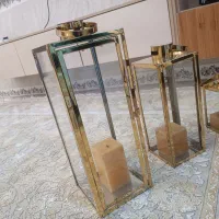 فانوس طلایی کنار سالنی رنگ ثابت