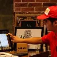 صندوق دار در فست فود ترافیک