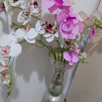 گل مصنوعی به همراه گلدان