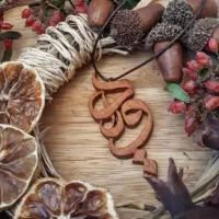 ساخت و طراحی گردنبند و انواع زیورالات چوبی