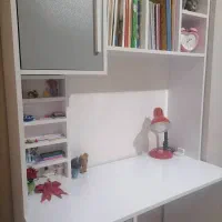 کتابخانه سفید رنگ‌