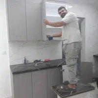 کارگر ساده ومونتاژ کار در کارگاه‌ کابینت سازی