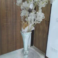 گلدان به همراه گل