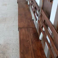 میز اسلب ب علاوه 4عدد نیمکت چوبی