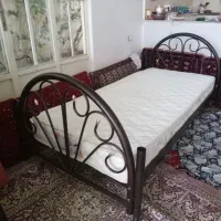 تخت فلزی با تشک سالم