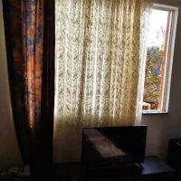 فروش پرده پانچ با میله پرده چوبی در حد نو