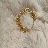 دستبند طلایی رنگ ثابت