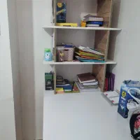 میز تحریر و کتابخانه