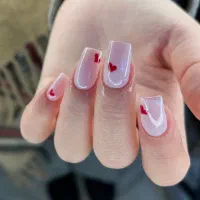 خدمات آموزش و کاشت ناخن درسالن زیبایی