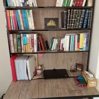 میز و صندلی و کتابخانه