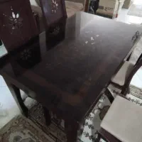 یک عدد میز نهار خوری چهار نفره