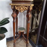میز کنار سالنی و جلو مبلی سه تایی و بوفه مازول