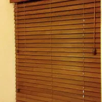 دو عدد پرده زبرا و یک عدد پرده چوبی