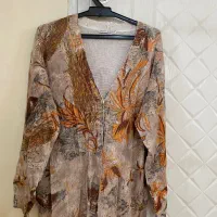 عینک آفتابی و تعدادی لباس زمستانه