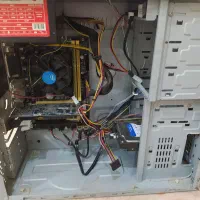 کامپیوتر با مانیتور و بلندگو