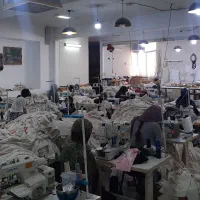 به تعدادی چرخکار ماهر.وسط کار خانم وآقابا جای خواب