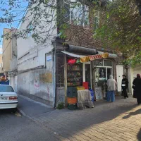 حیاط فروشی در خیابان عباسی بر خیابان اصلی