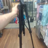سه پایه عکاسی حرفه ای و پرژکتور