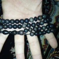 انگشتر‌نقره سعید تهران با تسبیح کهربا وخرمای وحشی‌