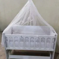 تخت کنار مادر و گهواره