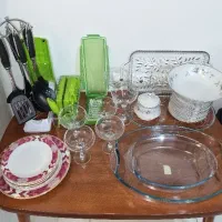 مقداری ظروف و لوازم دکوری