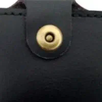 یک کیف کارتی مشکی چرم با تعدادی مدارک گمشده