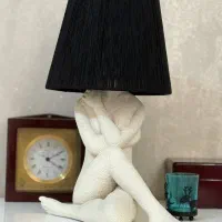 اباژور دختر نشسته