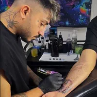 تاتو آرتیست با ۱۰ سال سابقه کار در جزیره کیش