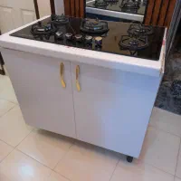 یک عدد گاز صفحه ای و کمد زیرش