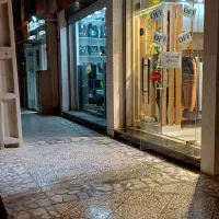 مغازه مرکز شهر جنب پاساژ ها