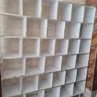 قفسه ویترینی هم مخصوص کتابخانه و هم قفسه فروشگاهی