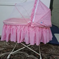 گهواره و تخت کنار مادر