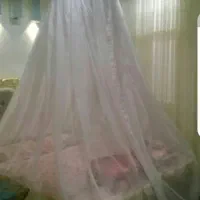 پشه بند روی تخت