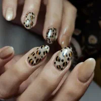 مدل برای ترمیم و کاشت ناخن