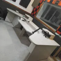 میز کار و کامپیوتر بزرگ