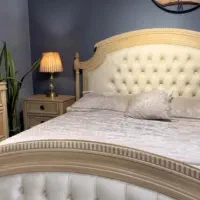 تخت خواب.میز و ایینه و تشک تخت