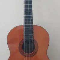 گیتار یاماها ۴۰ همراه با کیفش