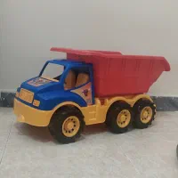 کامیون اسباب بازی همراه با بیلچه