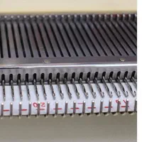 یک دستگاه ماشین بافتنی